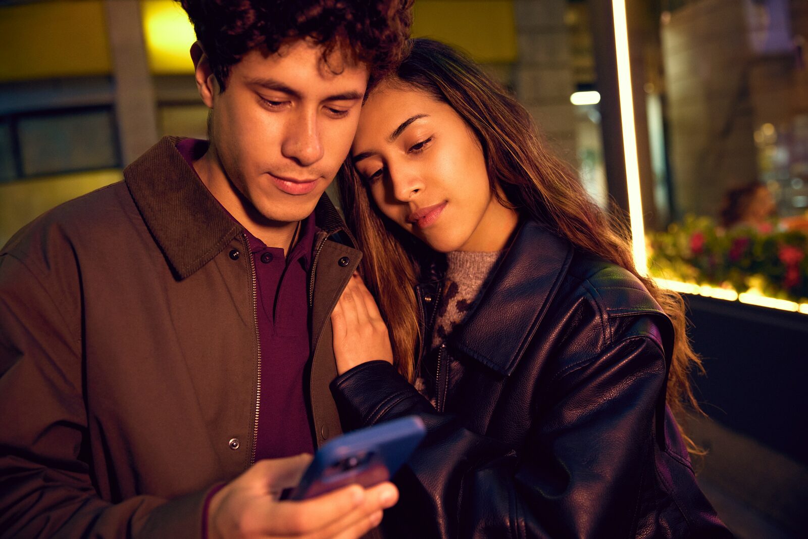 Two people sharing an olow verified status credential.